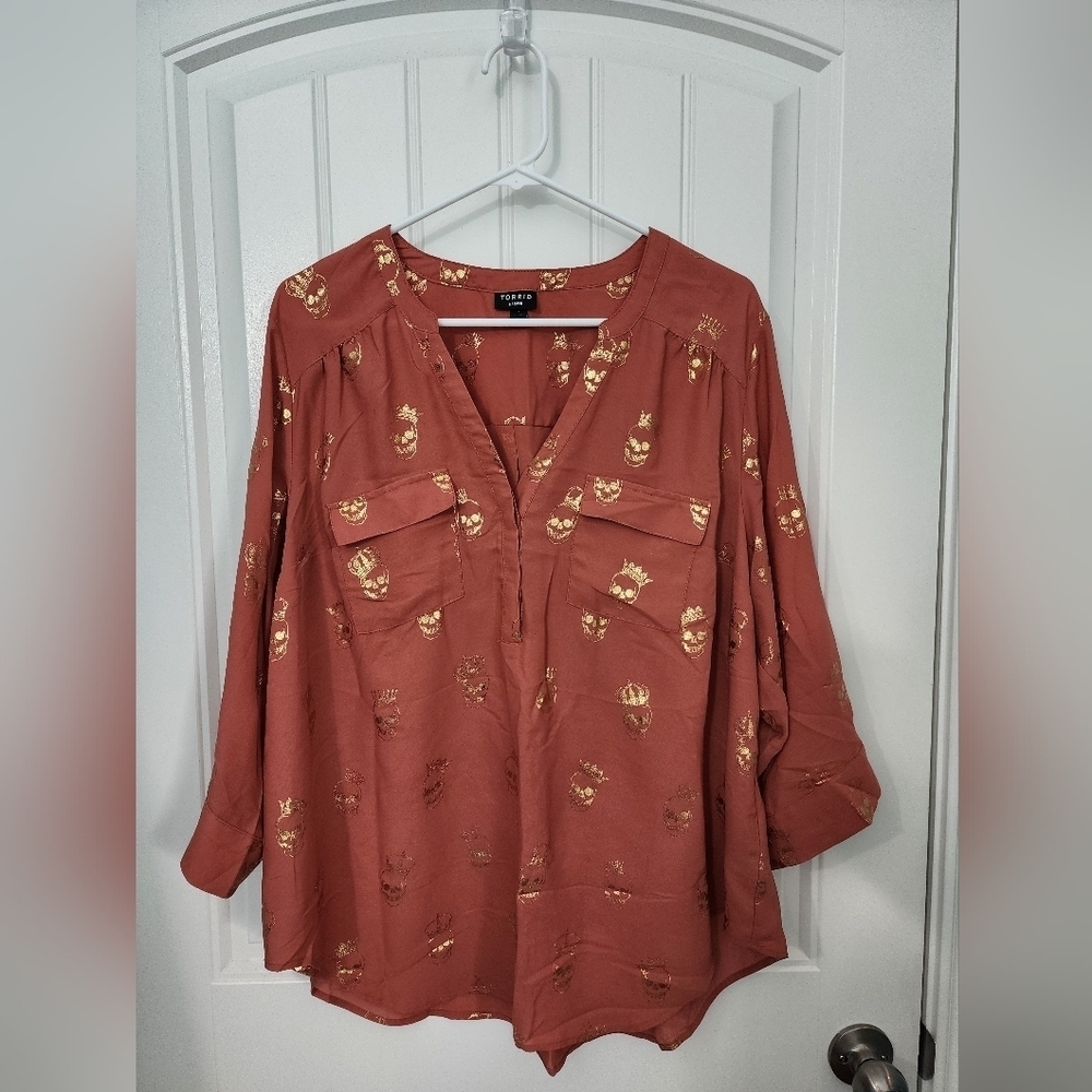 TORRID Rust Harper Pullover Georgette Blouse Gold Foil Skulls, Plus Size 1 - Picture 5 of 11